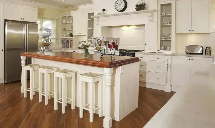 cocina con barra americana piso antiguo grande